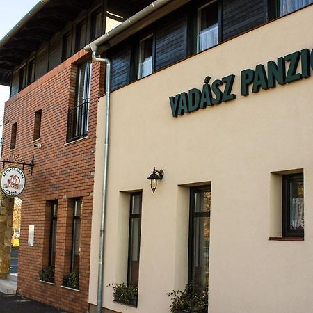 Vadasz Panzio Es Etterem โซมบ็อตเฮย์ ภายนอก รูปภาพ